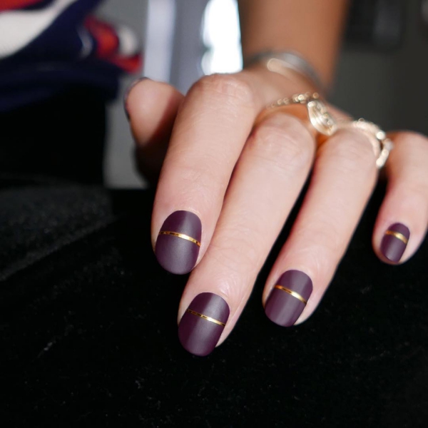 Silvester Nägel – Ideen und Anleitungen für eine glanzvolle Maniküre dunkel lila gold streifen