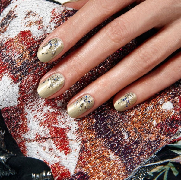 Silvester Nägel – Ideen und Anleitungen für eine glanzvolle Maniküre matte gold mit glitter deko