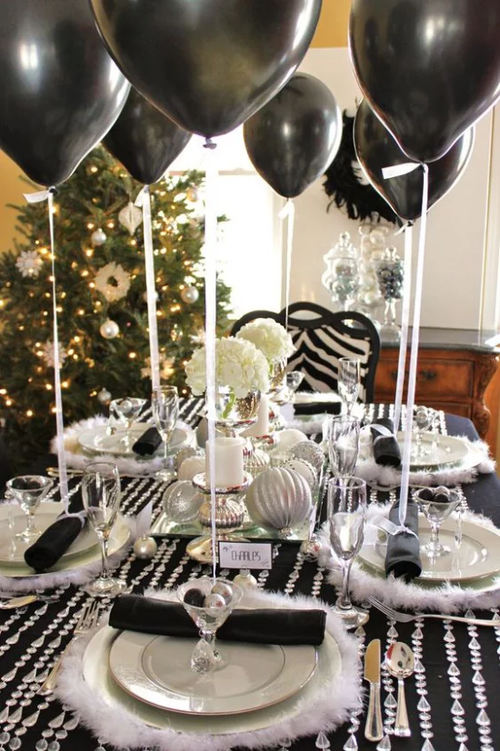 Silvester feiern zu Hause Silvesterfeier kreative Deko Ideen schwarze Ballons viel Glanz und Glitzer