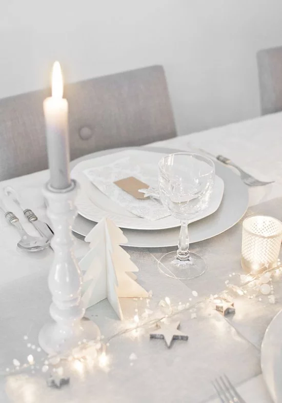 Silvester feiern zu Hause Traubengrau und Weiß Lichter Tischdekoration weiße Kerze
