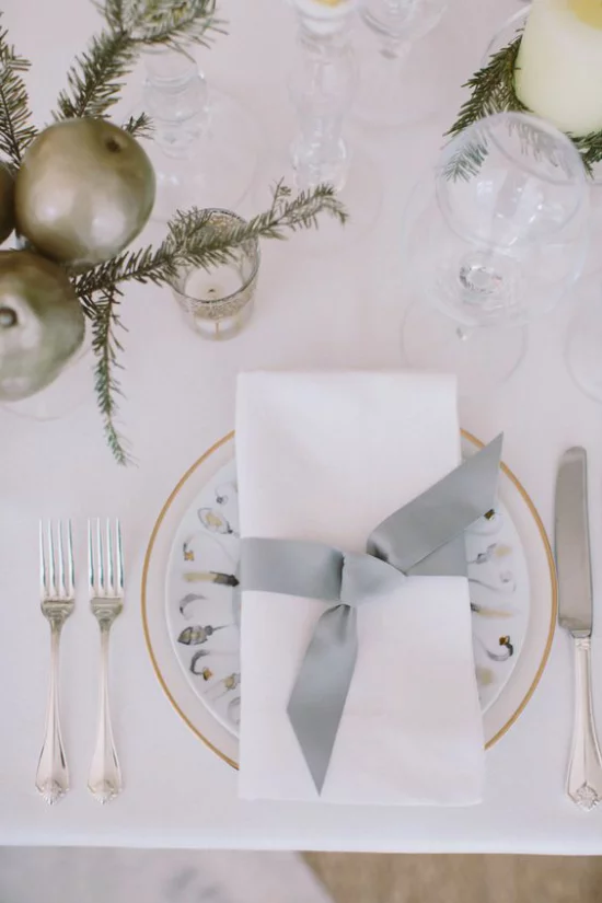Silvester feiern zu Hause dezent und elegant weiße Serviette graues Band
