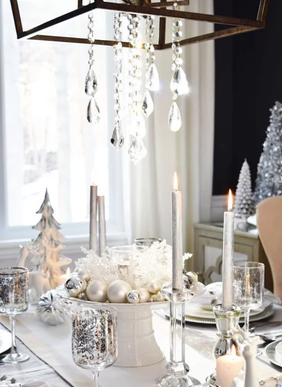 Silvester feiern zu Hause festlich gedeckter Tisch hängende Kristalle glitzernde Gläser Kerzen tolles Arrangement in der Tischmitte in Silber