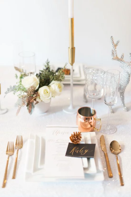 Silvester feiern zu Hause festlich gedeckter Tisch mit Stil feiern Kristallgläser Kerzenhalter feines besteck