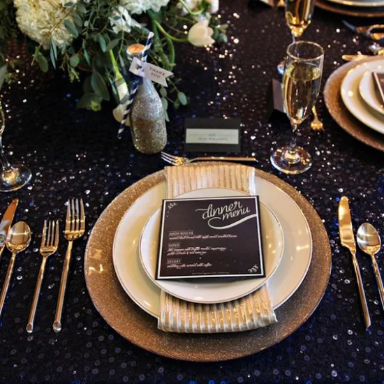  Silvester feiern zu Hause gedeckter Tisch schwarze Tischdecke Goldglitzer feines Besteck auch in Gold