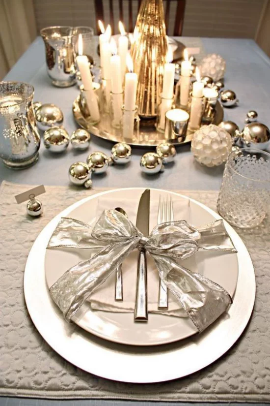Silvester feiern zu Hause glänzender Tisch viele Kerzen schöne Deko
