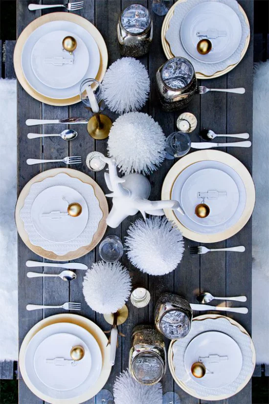 Silvester feiern zu Hause grauer Tisch schönes Porzellanservice glamouröse Silvesterparty arrangieren