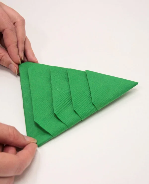 Tannenbaum Servietten falten Papierserviette Anleitung Schritt für Schritt
