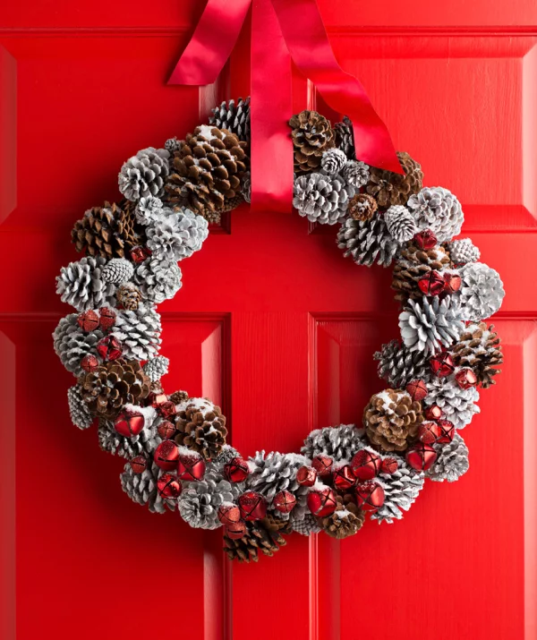 Tannenzapfen Winterdeko Weihnachtskranz rote Tür rote Schleifen Zapfen weiß gefärbz naturbelassen