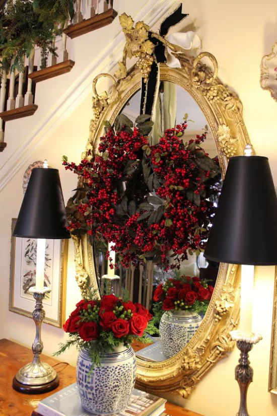 Weihnachtsdeko in Gold und Schwarz im Flur Akzente in Gold und Schwarz rote Rosen in der Vase vor dem Spiegel