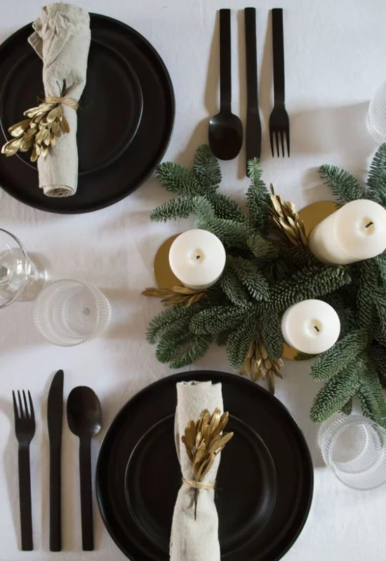 Weihnachtsdeko in Gold und Schwarz schön dekorierter festlich gedeckter Tisch zum Fest Erhabenheit und Raffinesse