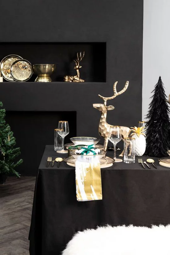 Weihnachtsdeko in Gold und Schwarz wenige Goldakzente dunkles Interieur mehr Farbe und Abwechslung bringen