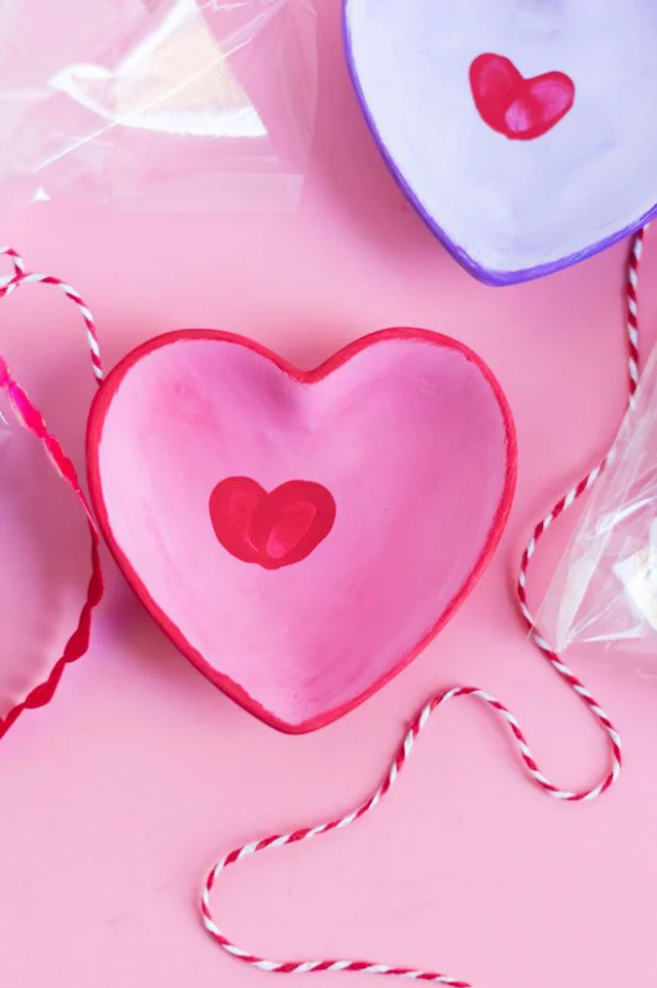 DIY Geschenke zum Valentinstag bunt bemalte Teller in Rosa und Blau mit Fingerabdrucken in der Mitte