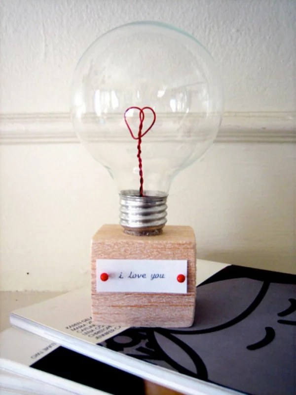 DIY Geschenke zum Valentinstag kleine Lampe Birne nette Nachricht