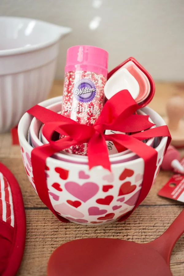 DIY Geschenke zum Valentinstag neue Küchenutensilien schön verpackt rote Schleife