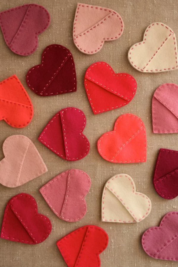 DIY Geschenke zum Valentinstag selbstgenähte kleine Herzen