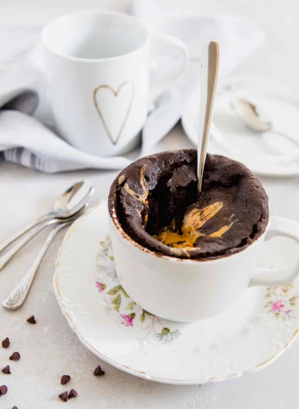 Schokoladenkuchen mit Erdnussbutter im Glas himmlischer Geschmack bestes Dessert am Valentinstag in vollen Zügen genießen