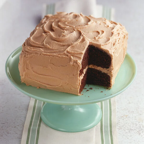 Schokoladenkuchen mit Erdnussbutter in rechteckiger Form ein Hingucker am Festtisch