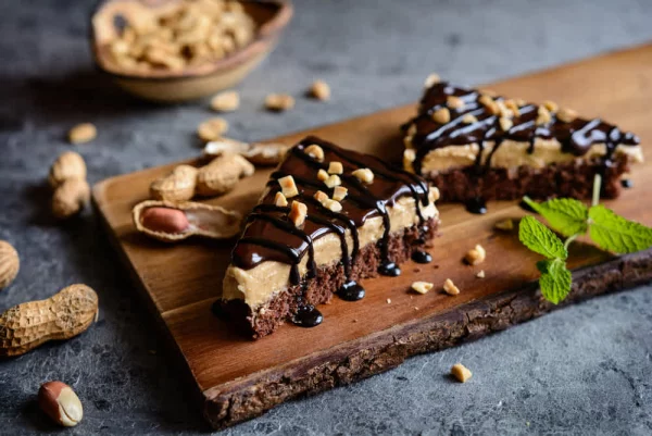 Schokoladenkuchen mit Erdnussbutter leckeres Dessert am Valentinstag