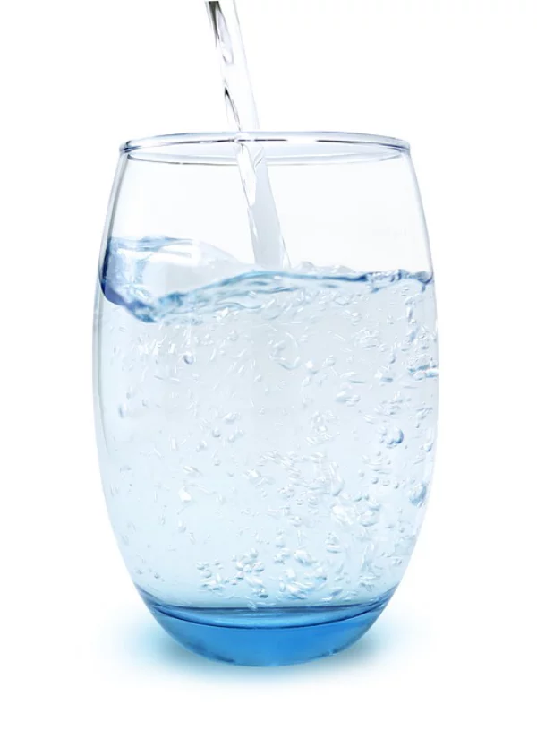 strahlende Gesichtshaut gesunde Lebensmittel Mineralwasser 1,5 Liter pro Tag trinken gut hydriert sein