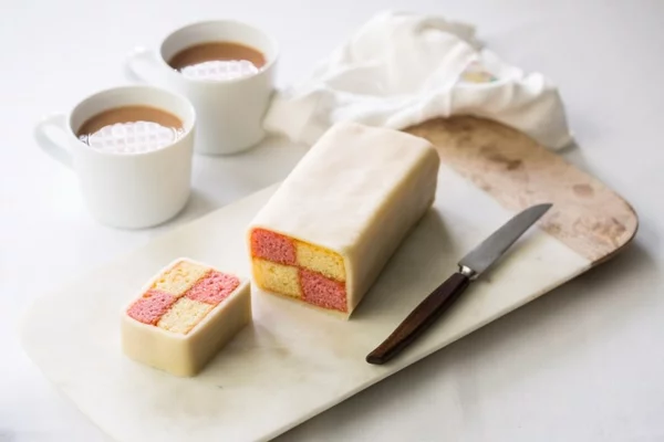 Battenberg Kuchen zubereieten - ein englisches Dessert zur Teezeit