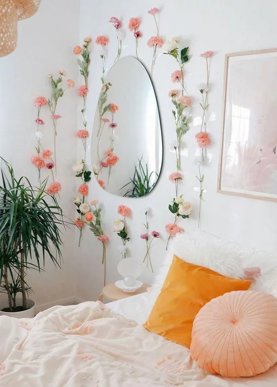 Frühlingsdeko Ideen fürs Schlafzimmer Wandspiegel mit zarten Nelken umranden schöner Blickfang starke Dose Romantik