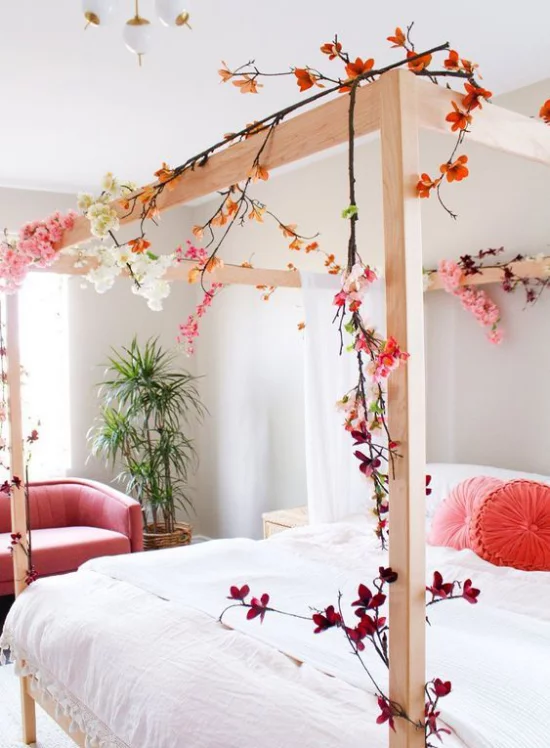 Frühlingsdeko Ideen fürs Schlafzimmer großes Schlafbett Holzrahmen geschmückt blühende Zweige romantische Stimmung