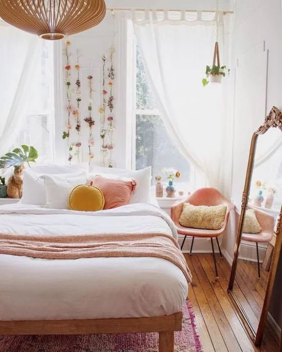 Frühlingsdeko Ideen fürs Schlafzimmer sanfte Farben Bettwäsche Deko Kissen Blumenschmuck an der Wand über dem Schlafbett