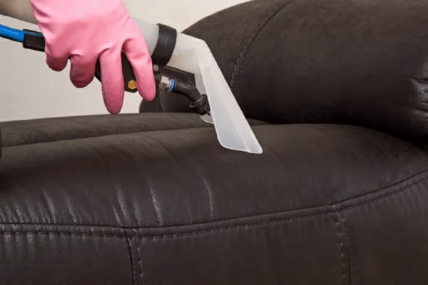 Möbel aus Leder pflegen Tipps und Tricks Wohnzimmer Ledersofa reinigen