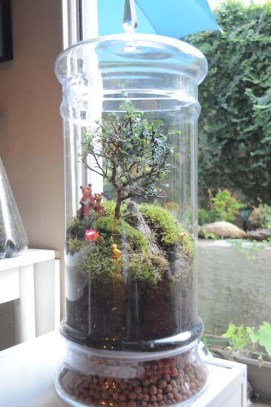 Minigarten im Glas hoher Glasbehälter kleiner Baum zwei Bärenfiguren viel Moos Steine