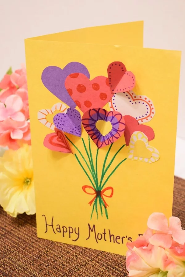 Muttertagskarte basteln – liebevolle Ideen und Anleitungen für Mama blumen herzen schön