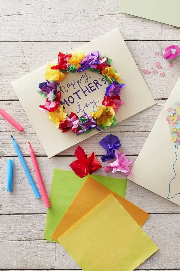 Muttertagskarte basteln – liebevolle Ideen und Anleitungen für Mama blumenkranz für mama krepp