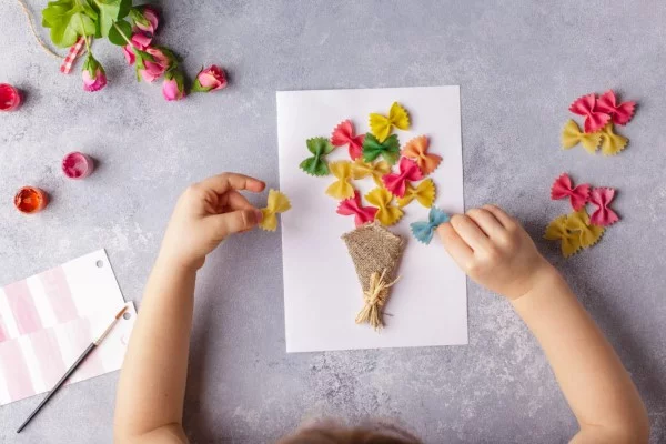 Muttertagskarte basteln – liebevolle Ideen und Anleitungen für Mama kinder basteln nudeln