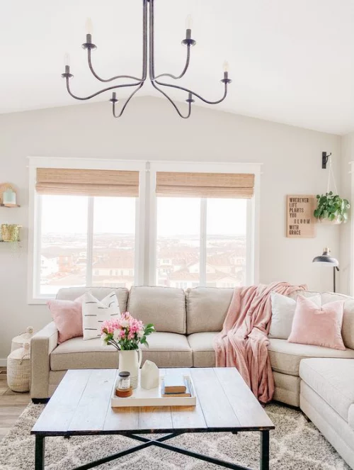 frühlingshafte Dekoideen für das Wohnzimmer Beige dominiert Sofa Teppich Wandfarbe kleine rosa Akzente Blumen Kissen Wurfdecke