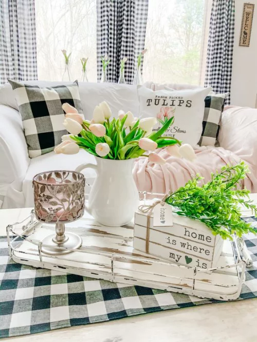 frühlingshafte Dekoideen für das Wohnzimmer rosa Tulpen in Retro Porzellankanne Vintage Deko auf dem Tisch grüne Zweige