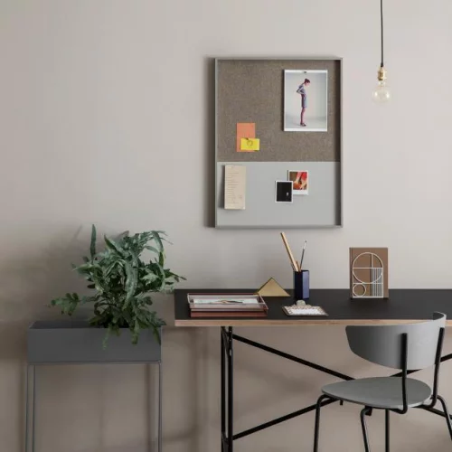 gelbe Akzente im Home Office Büro Inspiration einfache Einrichtung Wandtafel bunte Zettel