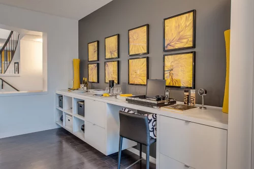 gelbe Akzente im Home Office Büro Inspiration gelbe Vorhänge gelber Stuhl beige und hellgrau als Hauptfarben