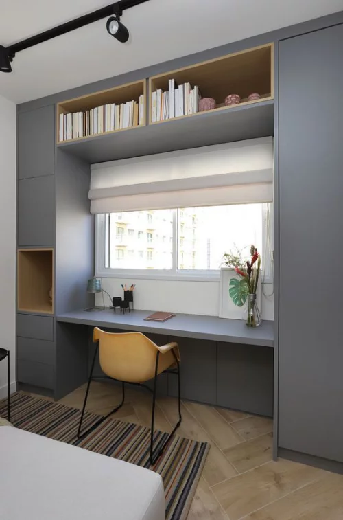 gelbe Akzente im Home Office Büro Inspiration gelber Blickfang ein einfacher Schreibtischstuhl