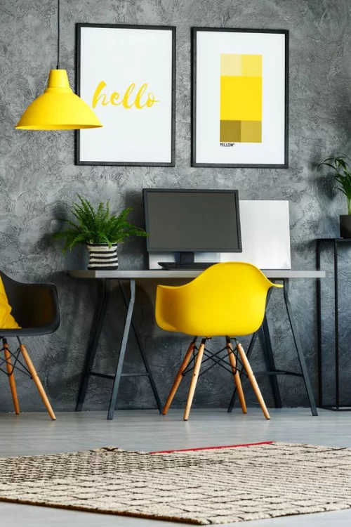 gelbe Akzente im Home Office Büro Inspiration graue Tapetenwand gelber Sessel gelbe Hängelampe Blumentopf PC Wandbilder
