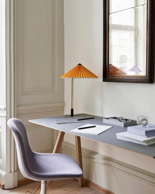 gelbe Akzente im Home Office Büro Inspiration moderne Einrichtung elegante Schreibtischlampe in Orange frischer Blickfang
