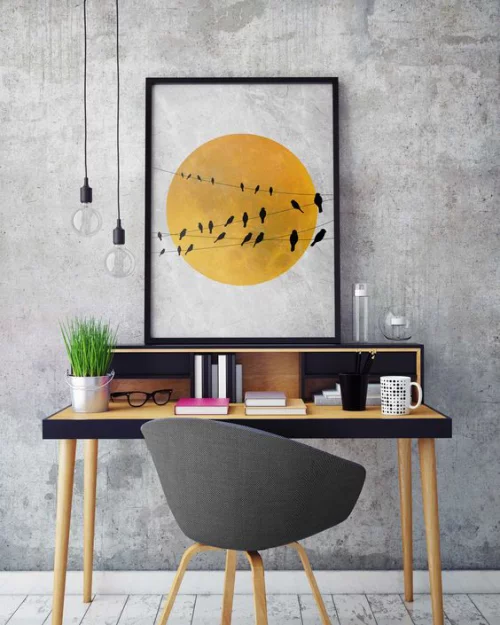 gelbe Akzente im Home Office Büro Inspiration simple Einrichtung Tisch Stuhl Topf mit grünem Gras
