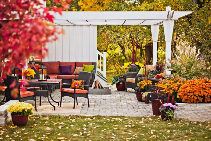 kleinen Garten gestalten Überdach schöne herbstliche Farben Orange Rot Gelb Braun visuelle Kraft verändern den Gartenlook