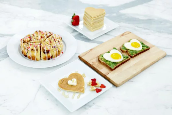 romantisches Frühstück zu zweit gsundes Essen in Herzform arrangiert hervorragende Idee nicht nur für frisch Verliebte