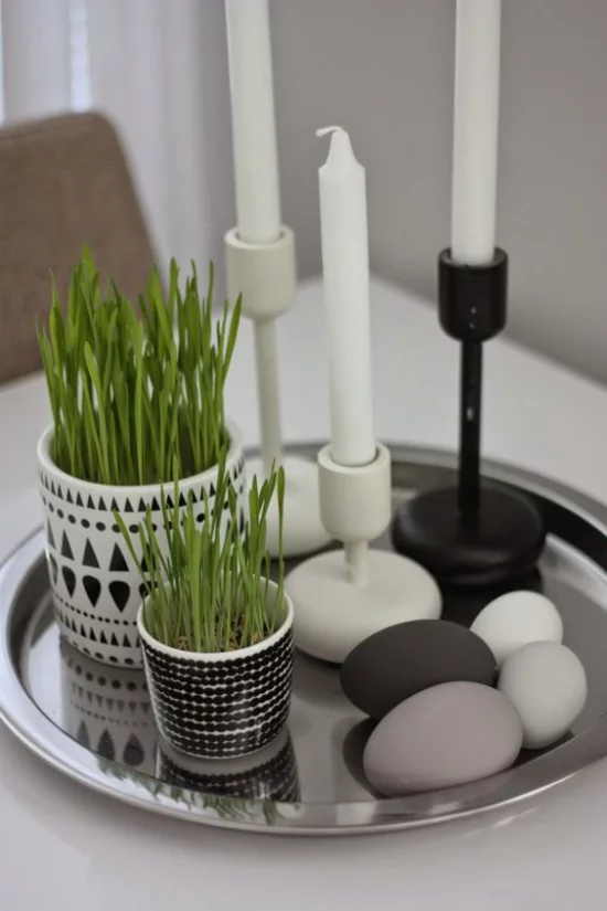 skandinavische Frühlingsdeko Tischdeko Tablett Eier grau Anthrazit Kerzen Töpfe mit Grün