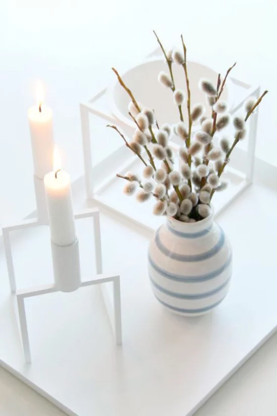 skandinavische Frühlingsdeko Vase Kerzen blühende Zweige