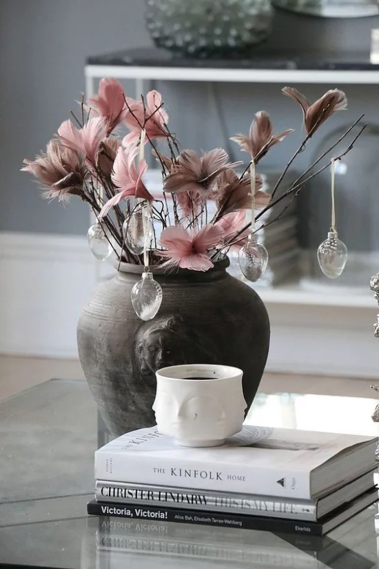 skandinavische Frühlingsdeko alte Vase rosa Blüten Bücher einfach und schön