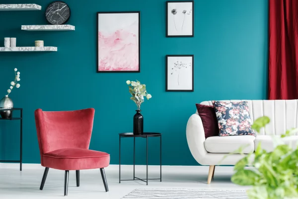 Aktuelle Wandfarben pastellblau dunkler Hintergrund für hellere Möbelstücke Sofa roter Sessel