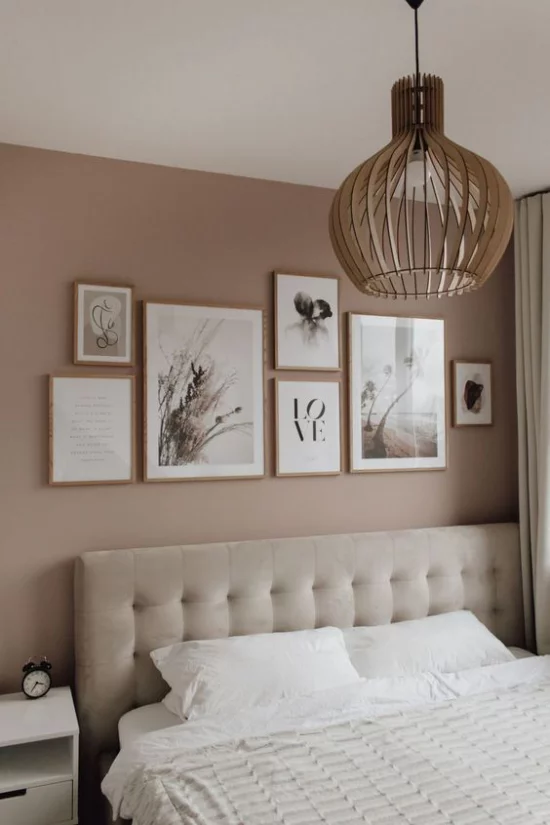 Mauve Farbe Schlafzimmer Bilderwand als Akzent Hängeleuchte helles Bettzeug