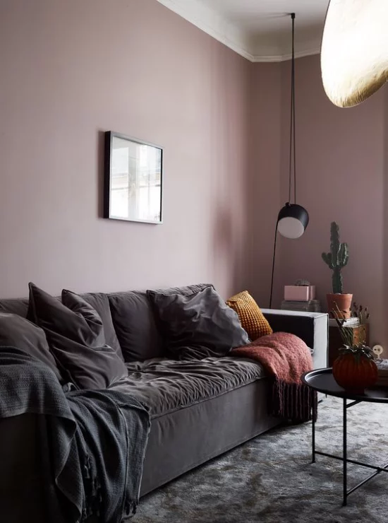 Mauve Farbe im Wohnzimmer Wand Sofa in dunkelbraunem Samt Teppich Kakteen
