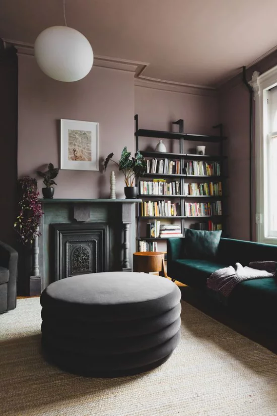 Mauve Farbe im Wohnzimmer dunkle Farbtöne Smaragdgrün Braun viel Glamour