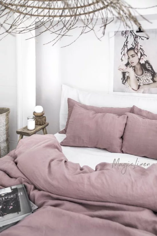 Mauve Farbe mit Weiß gepaart im Schlafzimmer gemütliches Bett Bild romantische Raumatmosphäre